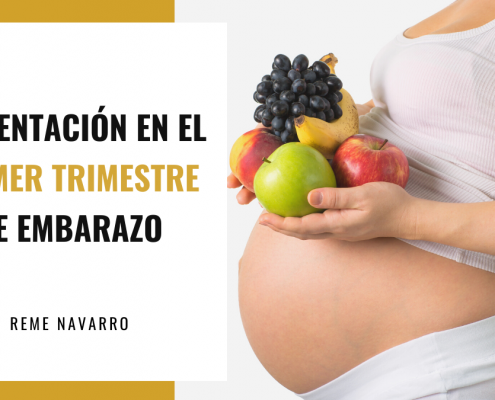 Imagen de una embarazada con una variedad de frutas