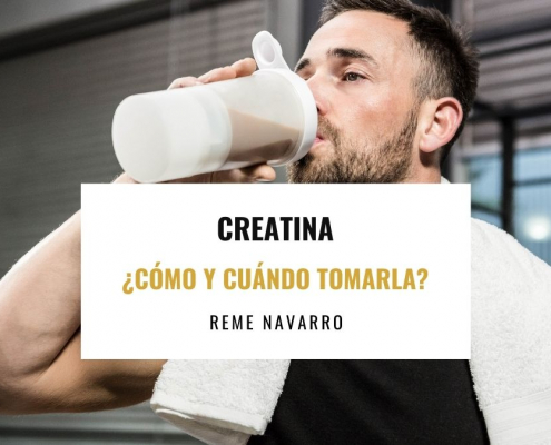 Joven tomando un batido de creatina